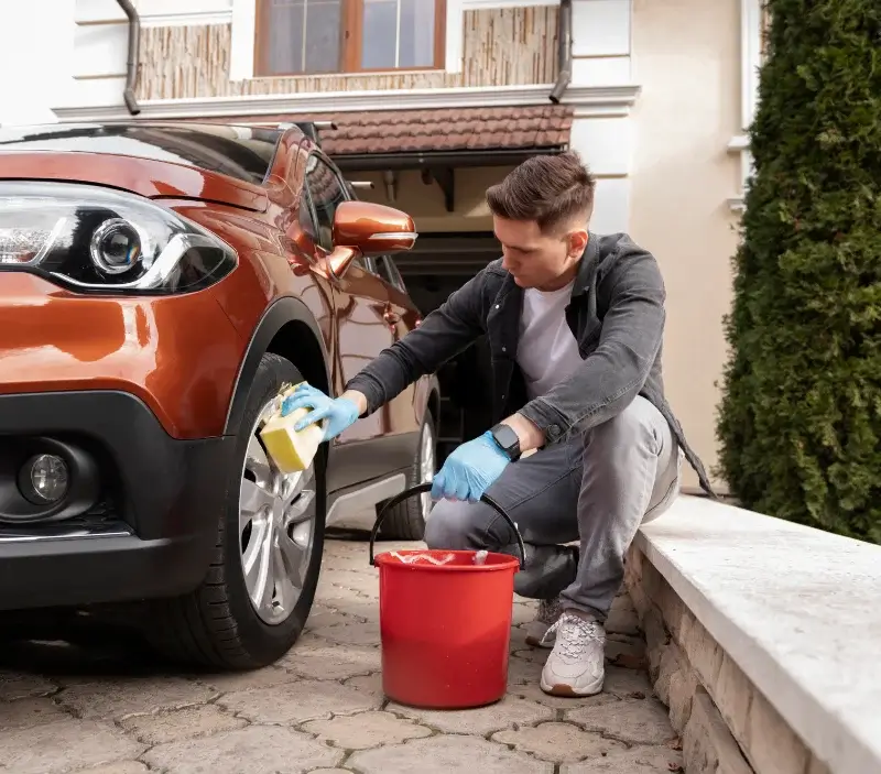 Lavage auto à domicile Saumont : professionnel intervenant sur un véhicule
